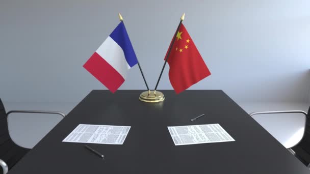 Bandeiras da França e da China e papéis na mesa. Negociações e assinatura de um acordo internacional. Animação 3D conceitual — Vídeo de Stock