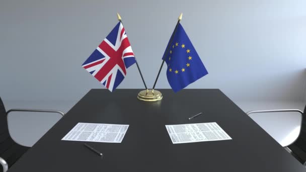 Flaggen Großbritanniens und der Europäischen Union sowie Papiere auf dem Tisch. Verhandlungen und die Unterzeichnung eines internationalen Abkommens. konzeptionelle 3D-Animation — Stockvideo