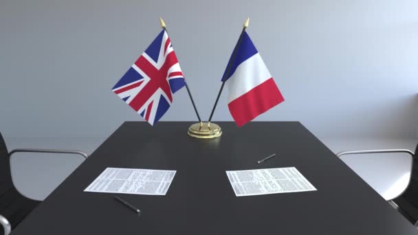 Flaggen von Großbritannien und Frankreich und Papiere auf dem Tisch. Verhandlungen und die Unterzeichnung eines internationalen Abkommens. konzeptionelle 3D-Animation — Stockvideo