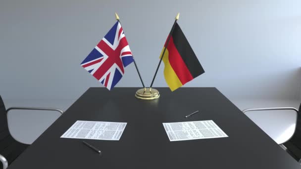 Flaggen Großbritanniens und Deutschlands und Papiere auf dem Tisch. Verhandlungen und die Unterzeichnung eines internationalen Abkommens. konzeptionelle 3D-Animation — Stockvideo