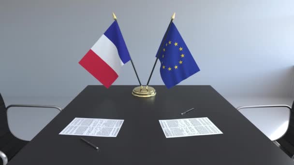 Flaggen von Frankreich und der Europäischen Union und Papiere auf dem Tisch. Verhandlungen und die Unterzeichnung eines internationalen Abkommens. konzeptionelle 3D-Animation — Stockvideo