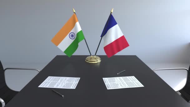 Flaggen Indiens und Frankreichs und Papiere auf dem Tisch. Verhandlungen und die Unterzeichnung eines internationalen Abkommens. konzeptionelle 3D-Animation — Stockvideo