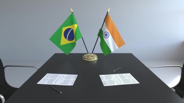 Flaggen Brasiliens und Indiens und Papiere auf dem Tisch. Verhandlungen und die Unterzeichnung eines internationalen Abkommens. konzeptionelle 3D-Animation — Stockvideo