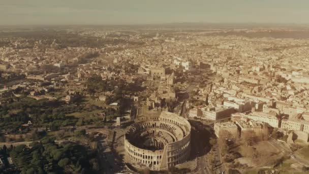 Flygfoto över berömda Colosseum eller Colosseum amfiteatern i stadsbilden i Rom, Italien — Stockvideo