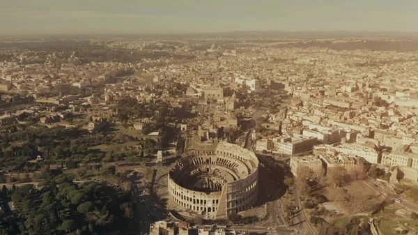 A légi felvétel a híres Colosseum vagy a Colosseum amfiteátrum belül városkép, Róma, Olaszország — Stock Fotó