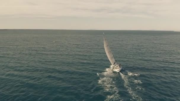 CIVITAVECCHIA, ITALIA - 1 DE ENERO DE 2019. Vista aérea de un velero navegando en el mar — Vídeos de Stock