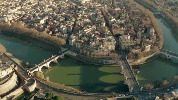 テヴェレ川、橋、カステル ・ サンタンジェロ城付近の堤防の空撮。ローマ、イタリア — ストック動画