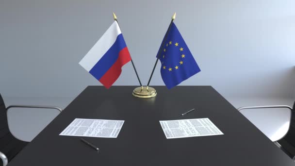 Flagi Rosji i Unii Europejskiej oraz dokumentacją na stole. Negocjacji i podpisywania umowy międzynarodowej. Koncepcyjne animacji 3d — Wideo stockowe