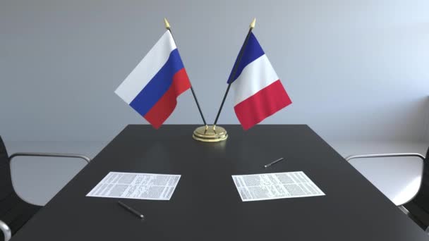 Vlajky z Ruska a Francie a papíry na stole. Jednání a podepisování mezinárodní dohody. Konceptuální 3d animace — Stock video