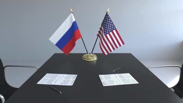 Bandiere della Russia e degli Stati Uniti d'America e documenti sul tavolo. Negoziati e firma di un accordo internazionale. Animazione 3D concettuale — Video Stock