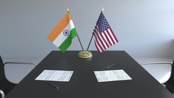 Banderas de la India y los Estados Unidos y papeles sobre la mesa. Negociaciones y firma de un acuerdo internacional. Animación 3D conceptual — Vídeo de stock