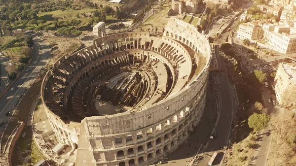 A légi felvétel a Colosseumhoz vagy a Colosseum, Róma, Olaszország-híres ókori amfiteátrum — Stock Fotó