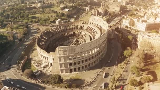 Pemandangan udara Coliseum atau Colosseum, amfiteater kuno terkenal di Roma, Italia — Stok Video