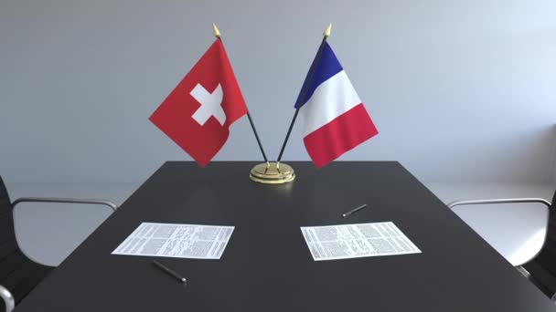 Flaggen der Schweiz und Frankreichs und Papiere auf dem Tisch. Verhandlungen und die Unterzeichnung eines internationalen Abkommens. konzeptionelle 3D-Animation — Stockvideo