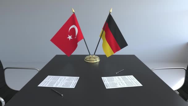 Türkiye ve Almanya ve kağıtları masaya bayrakları. Müzakereler ve uluslararası bir anlaşma imzalama. Kavramsal 3d animasyon — Stok video