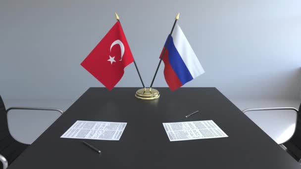 Flaggen der Türkei und Russlands und Papiere auf dem Tisch. Verhandlungen und die Unterzeichnung eines internationalen Abkommens. konzeptionelle 3D-Animation — Stockvideo