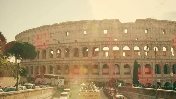 Rom, Italien - 31 December 2018. Berömda Colosseum eller Colosseum amfiteatern på en solig dag — Stockfoto