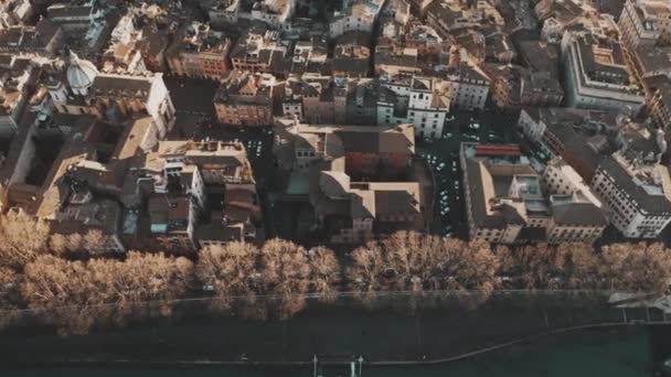 Luchtfoto van de dijk van de rivier Tiber in Rome, Italië — Stockvideo