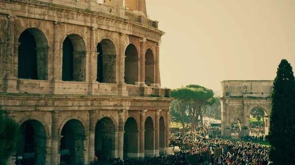 Přeplněné Náměstí Nedaleko Slavný Amfiteátr Koloseum Nebo Koloseum Římě — Stock fotografie