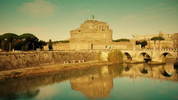 Mausoleum av Hadrianus, känd som Castel Santangelo och berömda Ponte Santangelo bron i Rom, Italien — Stockfoto