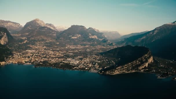 Flygfoto över Gardasjön och staden Riva del Garda på stranden. Sudtirol, Italien — Stockvideo