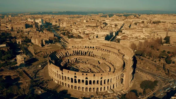 Antenn skott av Colosseum, den mest besökta landmarken av Rom, Italien — Stockfoto