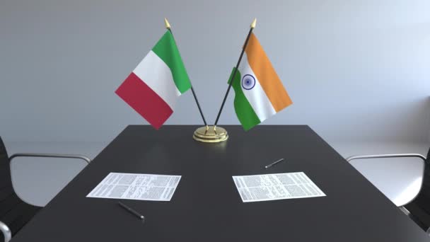 Banderas de Italia e India y papeles sobre la mesa. Negociaciones y firma de un acuerdo internacional. Animación 3D conceptual — Vídeos de Stock