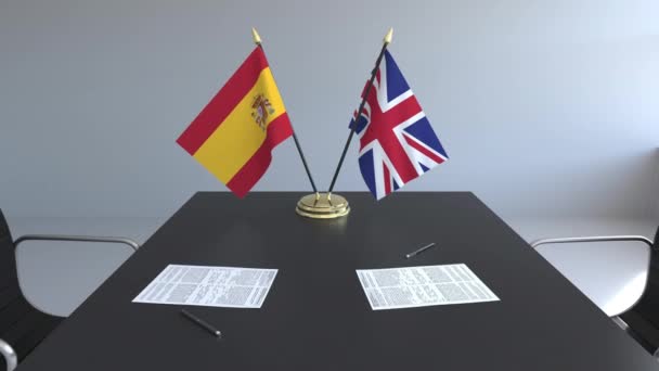 Flaggen Spaniens und des vereinigten Königreichs und Papiere auf dem Tisch. Verhandlungen und die Unterzeichnung eines internationalen Abkommens. konzeptionelle 3D-Animation — Stockvideo
