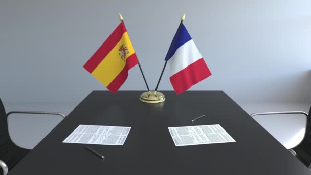 Příznaky ze Španělska a Francie a papíry na stole. Jednání a podepisování mezinárodní dohody. Konceptuální 3d animace — Stock video