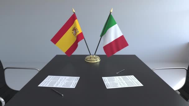 Lijst van vlaggen van Spanje en Italië en papieren op de tafel. Onderhandelingen en ondertekening van een internationale overeenkomst. Conceptuele 3d animatie — Stockvideo