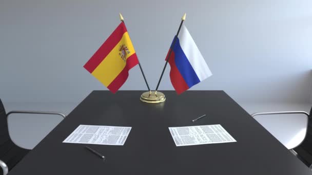 Flaggen Spaniens und Russlands und Papiere auf dem Tisch. Verhandlungen und die Unterzeichnung eines internationalen Abkommens. konzeptionelle 3D-Animation — Stockvideo