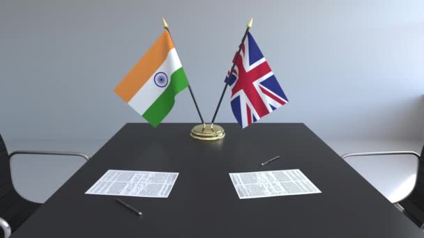 Flaggen Indiens und Großbritanniens und Papiere auf dem Tisch. Verhandlungen und die Unterzeichnung eines internationalen Abkommens. konzeptionelle 3D-Animation — Stockvideo