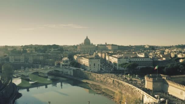 Rome, İtalya - 31 Aralık 2018. Vatikan şehrinin hava atış ve Tiber Nehri köprüler ve bentleri — Stok video