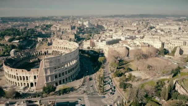 Вид с воздуха на римский город с участием знаменитого амфитеатра Колизея, Италия — стоковое видео