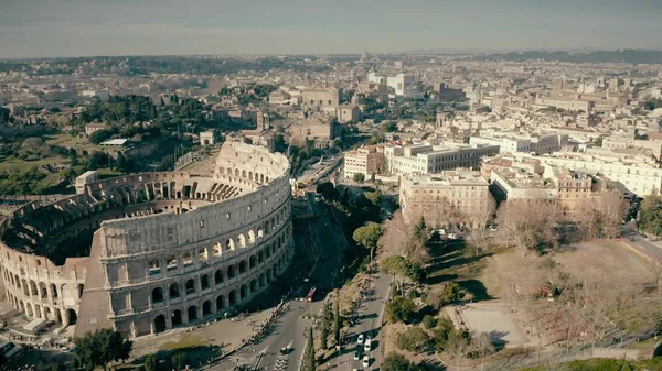 Vista aérea da paisagem urbana romana envolvendo o famoso anfiteatro do Coliseu, Itália — Fotografia de Stock