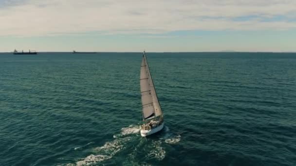 Civitavecchia, Italië - 1 januari 2019. Luchtfoto van een sailling jacht op zee — Stockvideo