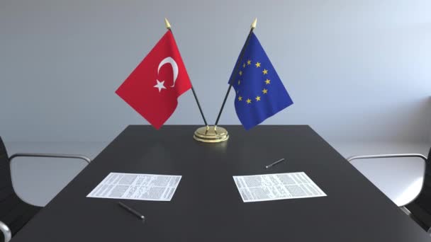 Σημαίες της Τουρκίας και Ευρωπαϊκής Ένωσης ΕΕ χαρτιά στο τραπέζι. Οι διαπραγματεύσεις και η υπογραφή μιας διεθνούς συμφωνίας. Εννοιολογική 3d animation — Αρχείο Βίντεο