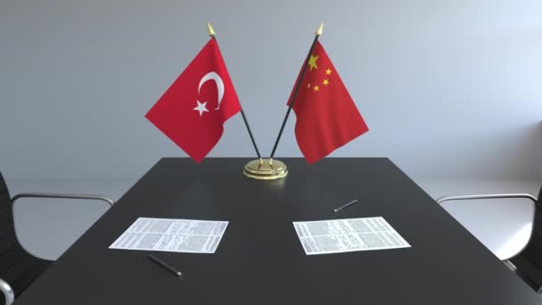 トルコと中国とテーブルの上の論文のフラグです。交渉と国際協定に署名します。概念の 3 d アニメーション — ストック動画