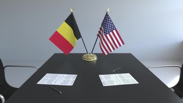 Banderas de Bélgica y Estados Unidos y documentos sobre la mesa. Negociaciones y firma de un acuerdo internacional. Animación 3D conceptual — Vídeo de stock
