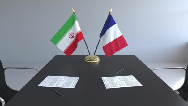 Bandeiras do Irão e da França e documentos sobre a mesa. Negociações e assinatura de um acordo internacional. Animação 3D conceitual — Vídeo de Stock