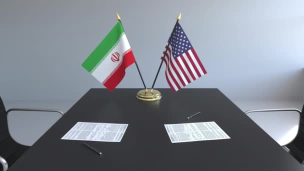 이란과 미국 테이블에 논문의 플래그입니다. 협상 그리고 국제 협정 서명입니다. 개념적 3d 애니메이션 — 비디오