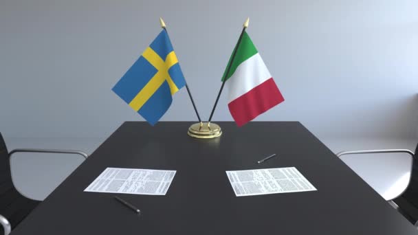 Vlajky Švédska a Itálie a papíry na stole. Jednání a podepisování mezinárodní dohody. Konceptuální 3d animace — Stock video