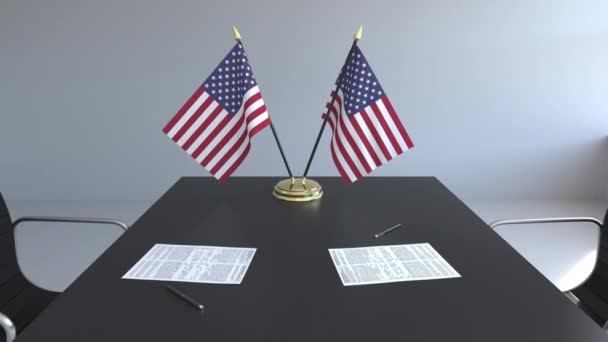 Bandeiras dos Estados Unidos e papéis na mesa. Negociações e assinatura de um acordo. Animação 3D conceitual — Vídeo de Stock
