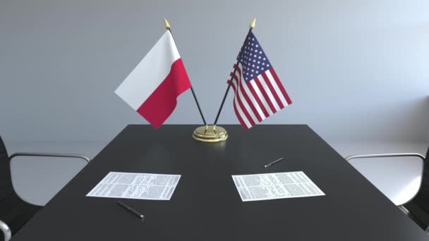 Banderas de Polonia y los Estados Unidos de América y papeles sobre la mesa. Negociaciones y firma de un acuerdo internacional. Animación 3D conceptual — Vídeo de stock