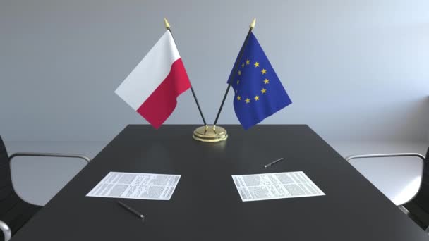 Flaggen Polens und der Europäischen Union und Papiere auf dem Tisch. Verhandlungen und die Unterzeichnung eines internationalen Abkommens. konzeptionelle 3D-Animation — Stockvideo