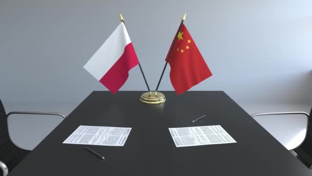 Flagi Polski i Chiny i dokumentacją na stole. Negocjacji i podpisywania umowy międzynarodowej. Koncepcyjne animacji 3d — Wideo stockowe