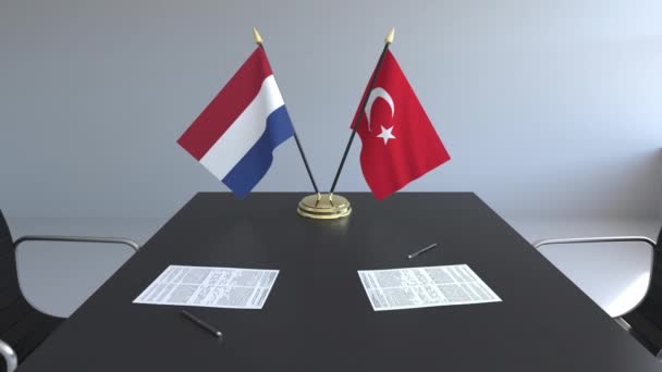 Banderas de Países Bajos y Turquía y documentos sobre la mesa. Negociaciones y firma de un acuerdo internacional. Animación 3D conceptual — Vídeos de Stock