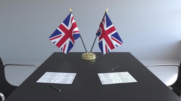 Flaggen Und Papiere Auf Dem Tisch Verhandlungen Und Vertragsunterzeichnung Konzeptionelle — Stockvideo