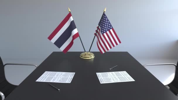 Banderas de Tailandia y Estados Unidos y documentos sobre la mesa. Negociaciones y firma de un acuerdo internacional. Animación 3D conceptual — Vídeos de Stock