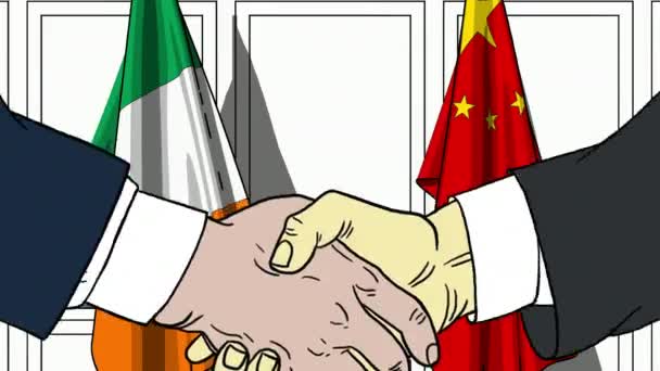 Empresarios o políticos se dan la mano contra las banderas de Irlanda y China. Reunión oficial o animación de dibujos animados relacionados con la cooperación — Vídeo de stock